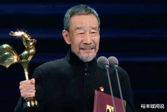 曝71岁李雪健坐绿皮火车外出,头发花白戴党徽,热情与列车员握手