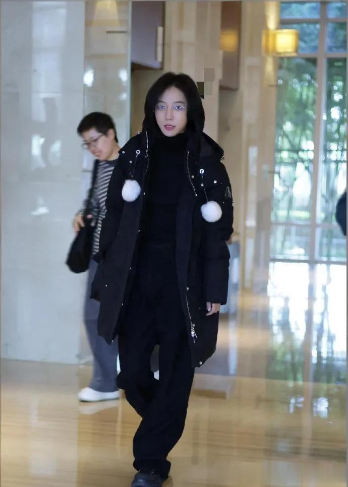 王珞丹剪短发后气质大变！穿黑色羽绒服+阔腿裤，时髦高级又洋气