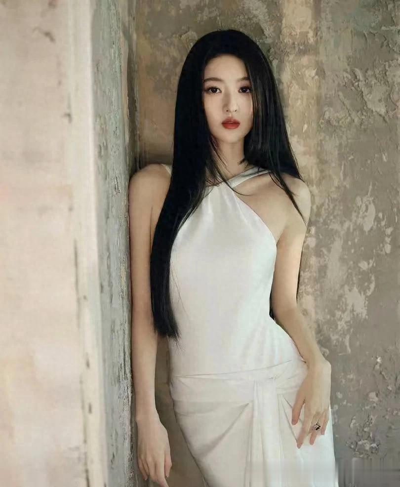 被王玉雯的好身材折服!一袭白色挂脖裙,窈窕曲线好撩人!