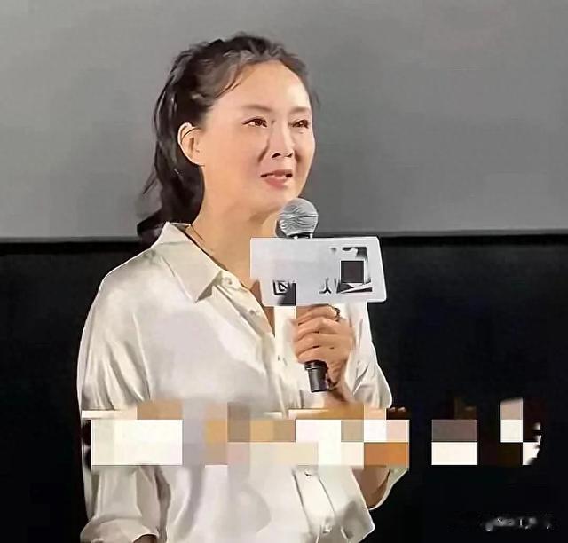 51岁王艳老得认不出,曾经明艳照人的豪门阔太,如今尽显岁月痕迹