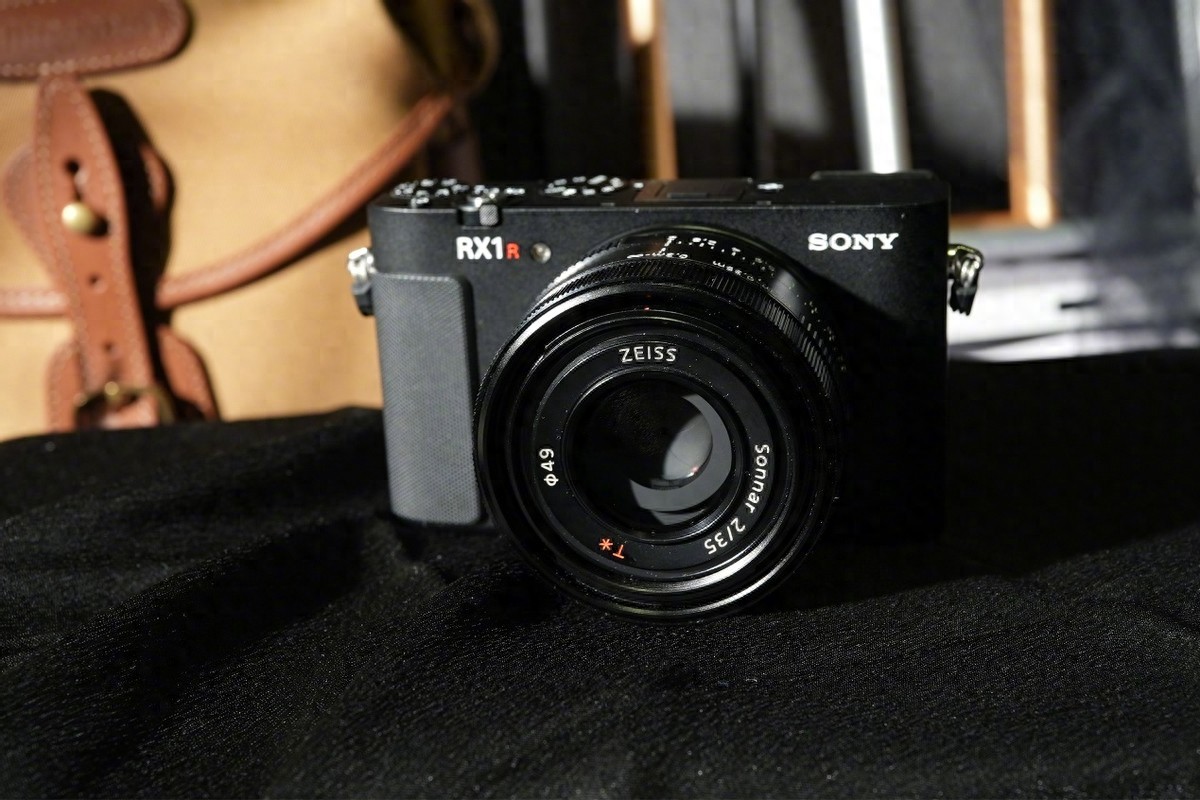 3萬多買個卡片機？憋了10年才升級，索尼RX1R III到底是啥定位