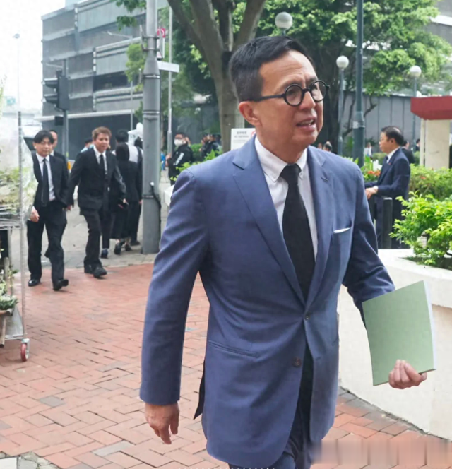 97岁李嘉诚罕见露面,对抗癌仪器爱不释手,顶流豪门钟爱保命科技