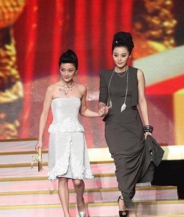 5位身高超迷你女星!赵露思161cm只到唐晓天胸口,鞠婧祎又更娇小