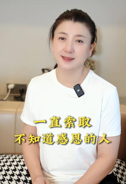 闫学晶事件再升级！官媒下场发文锐评，言辞犀利，句句直戳她心窝