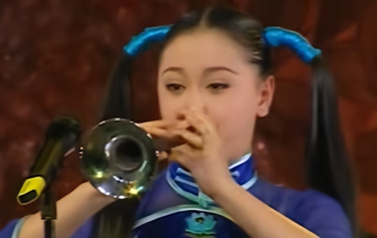 她曾是本山传媒第一美女，当红时被开除，如今与昔日判若两人