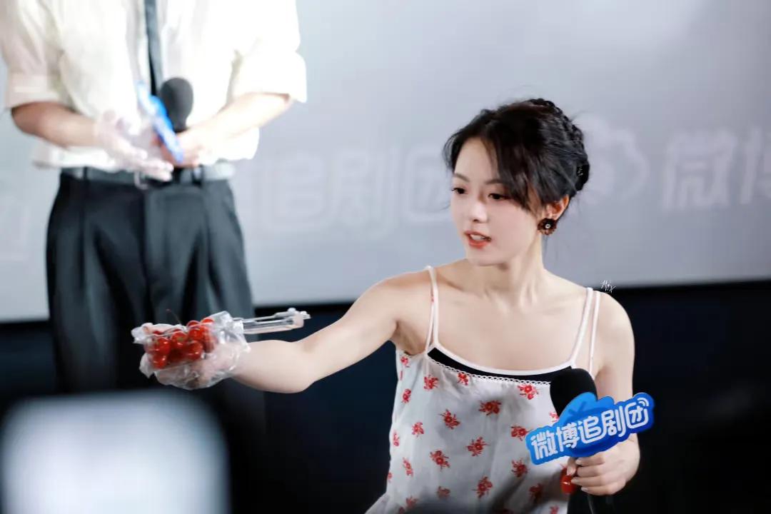 赵今麦与“微博追剧团”互动,碎花吊带裙叠穿配盘发,美出新高度