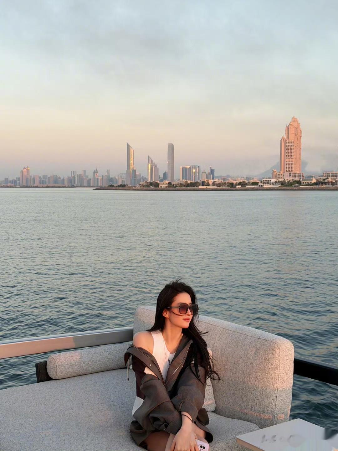 刘亦菲游艇落日照火了！瘦身后状态惊艳，氛围感拉满