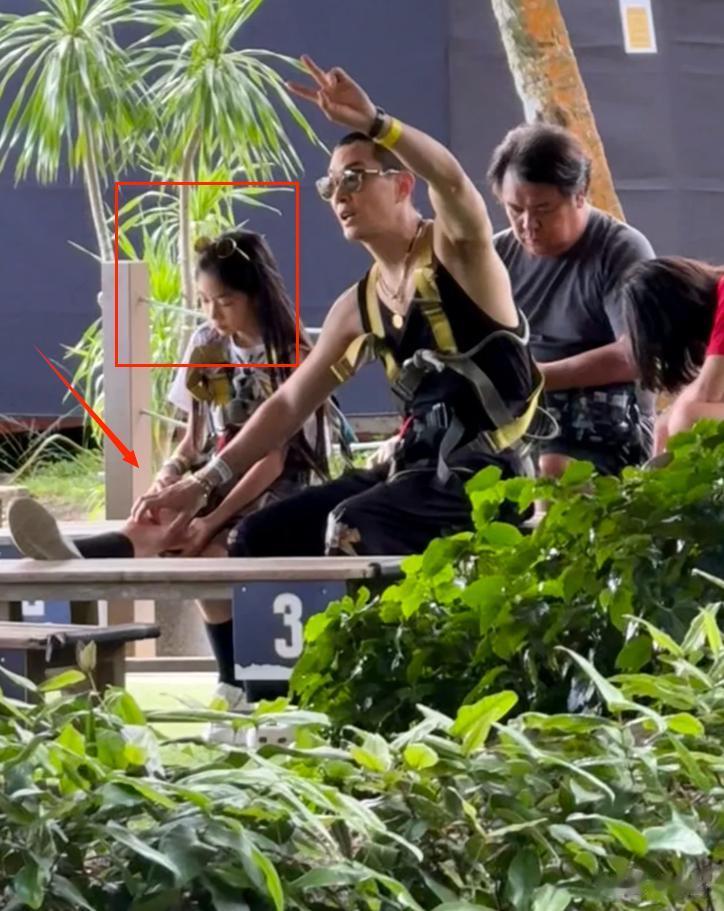 新加坡偶遇戚薇一家，10岁lucky正脸被曝光，长发及腰五官巨美