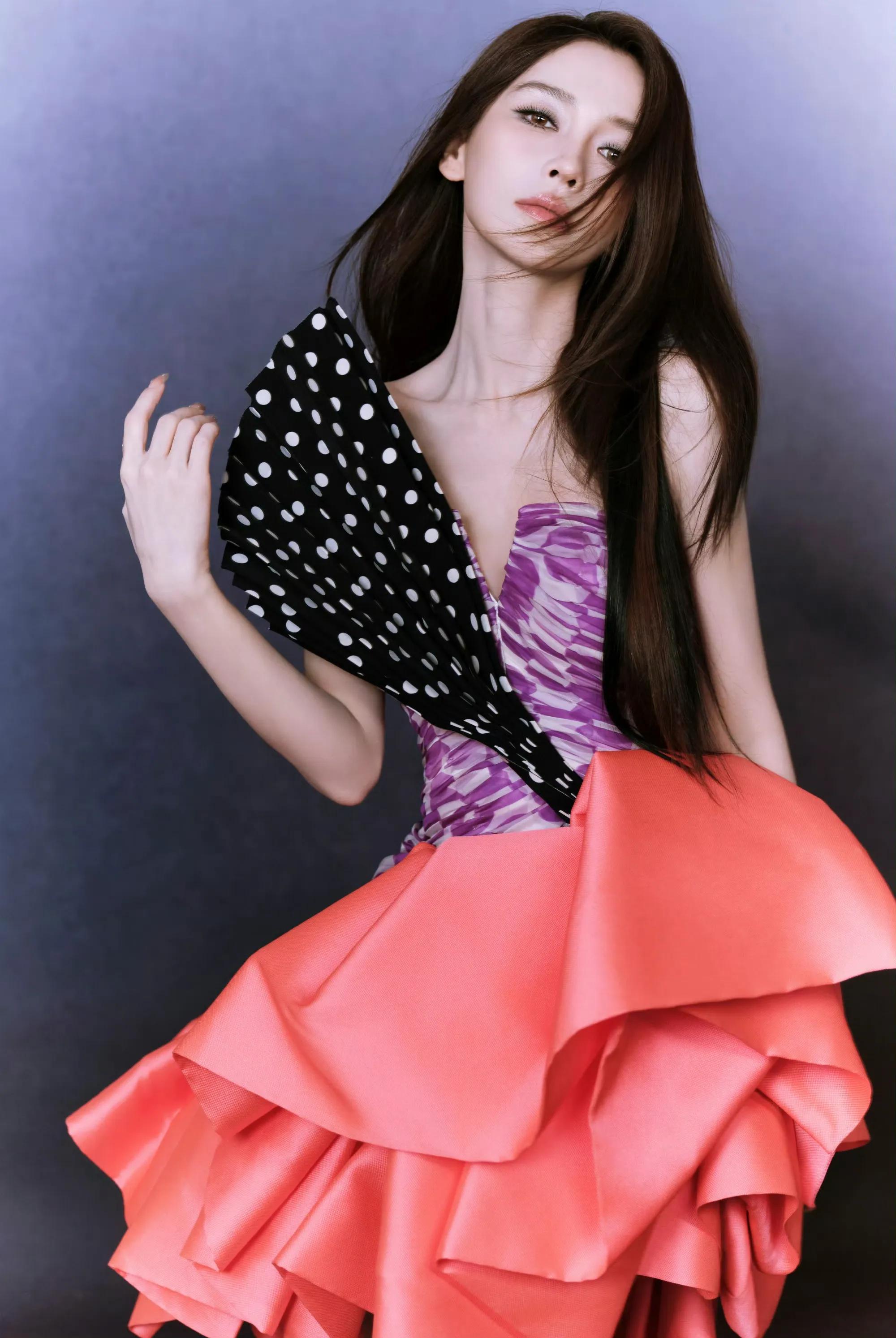 杨颖露肩裙超美