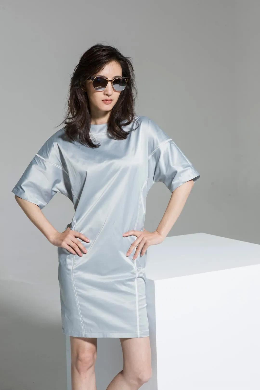 明星高清写真鉴赏|王丽坤,银灰宽松裙穿搭,酷飒与舒适并存