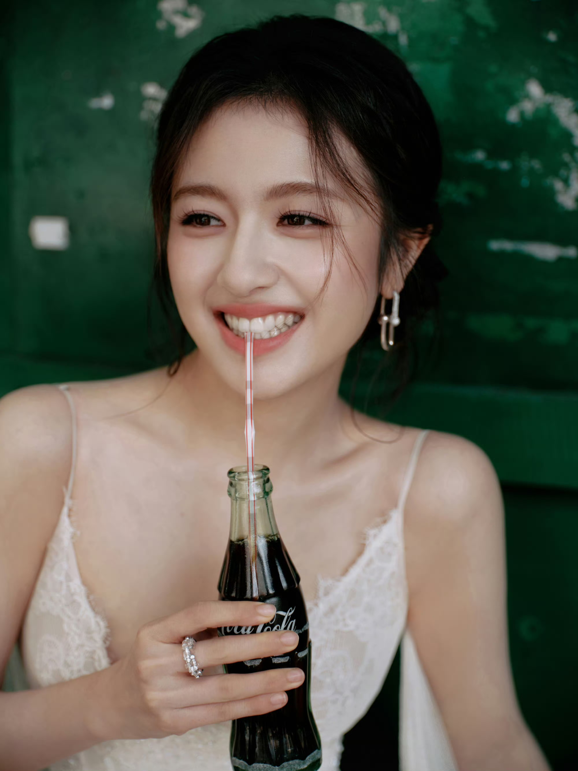 李兰迪尖叫夜两套造型 红玫瑰刺绣裙妩媚多姿 蕾丝深V裙又纯又欲