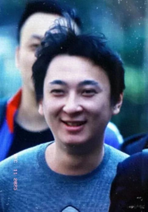 王思聪带众多美女现身北海道洞爷湖被偶遇,给美女拍照,满脸笑容