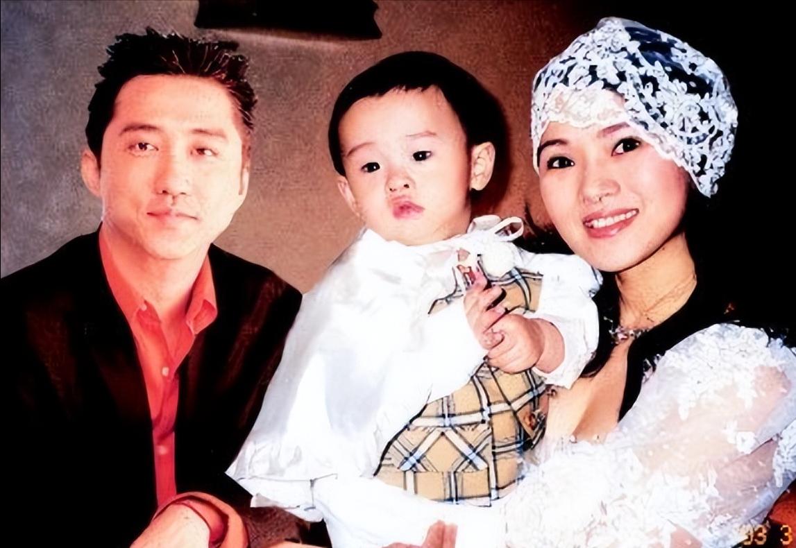 同样是姐弟恋，为何伊能静被夸“情商高”，董璇却被骂“恋爱脑”