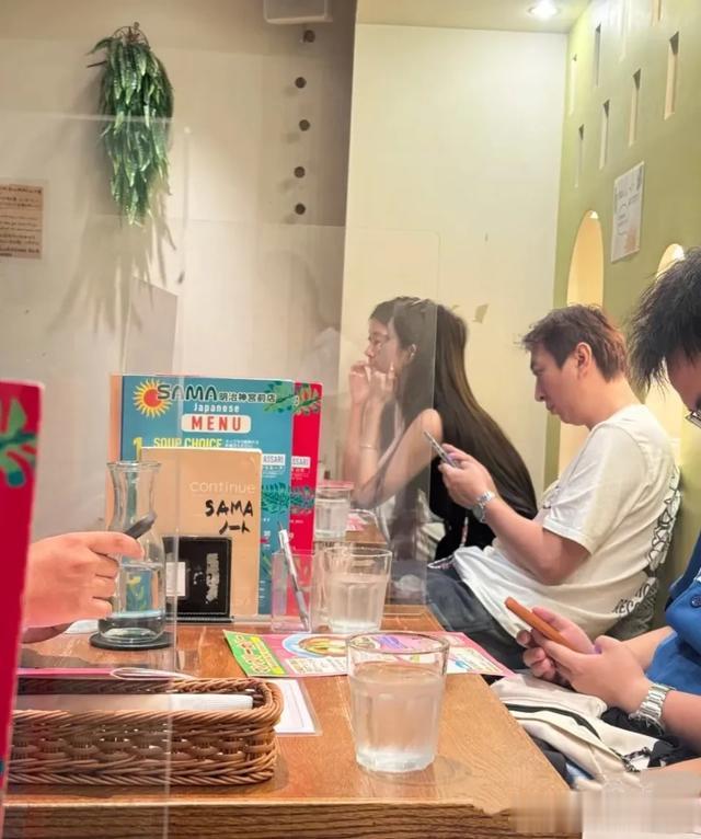 王思聪带懒懒去意大利旅行,一把伞倾斜给自己,爱与不爱很明显