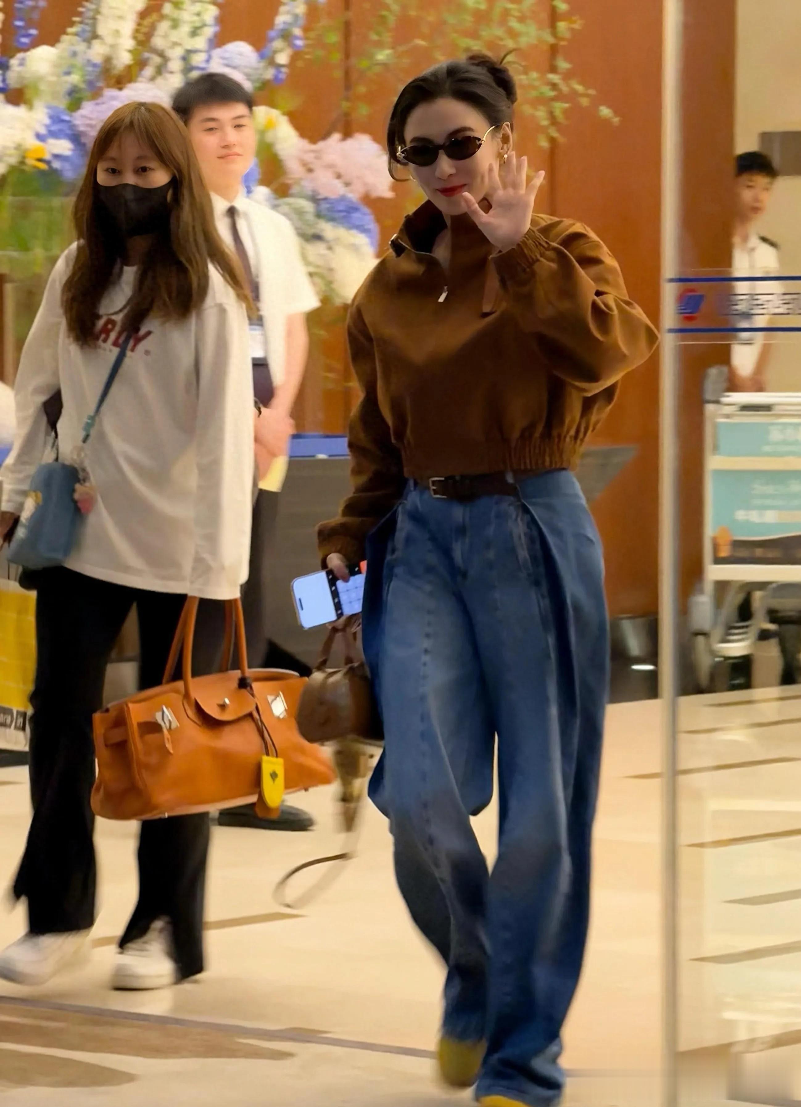 45岁张柏芝近照好惊艳! 皮肤紧致白皙气质超好, 又瘦又美不像三孩妈