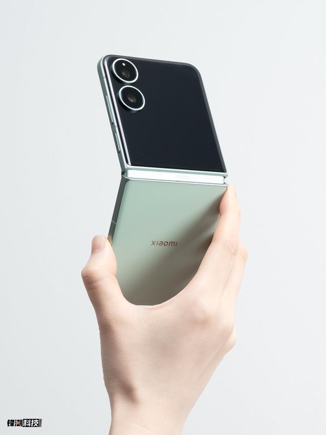 小米MIX Flip 2上手玩:这次,可玩性极高的外屏成了主角