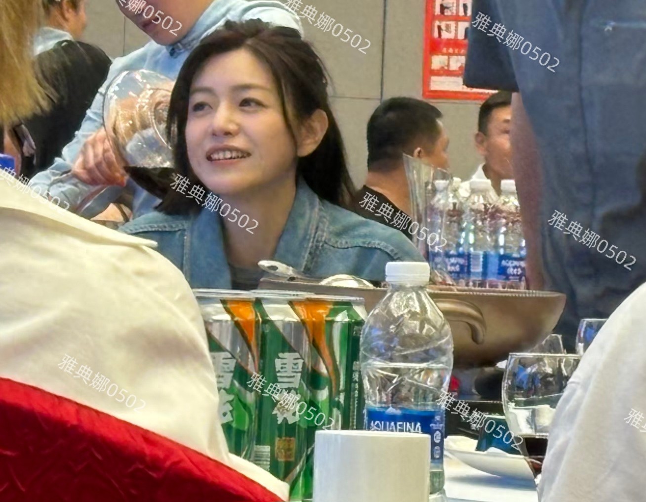 陈妍希本人太年轻了，脸小皮肤白一对小梨涡好甜美一点不像40多岁