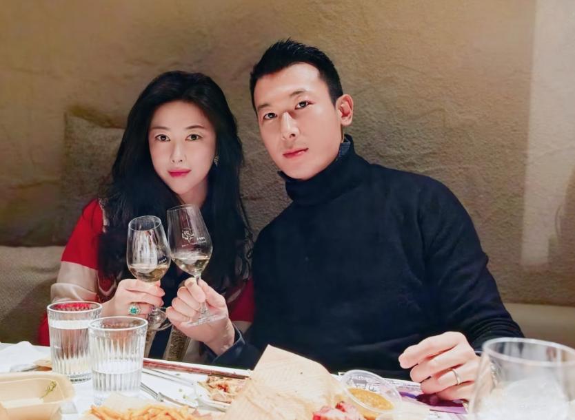 朱珠一家三口和好友聚餐！喝到微醺躺老公怀里，4岁小珠宝玩手机