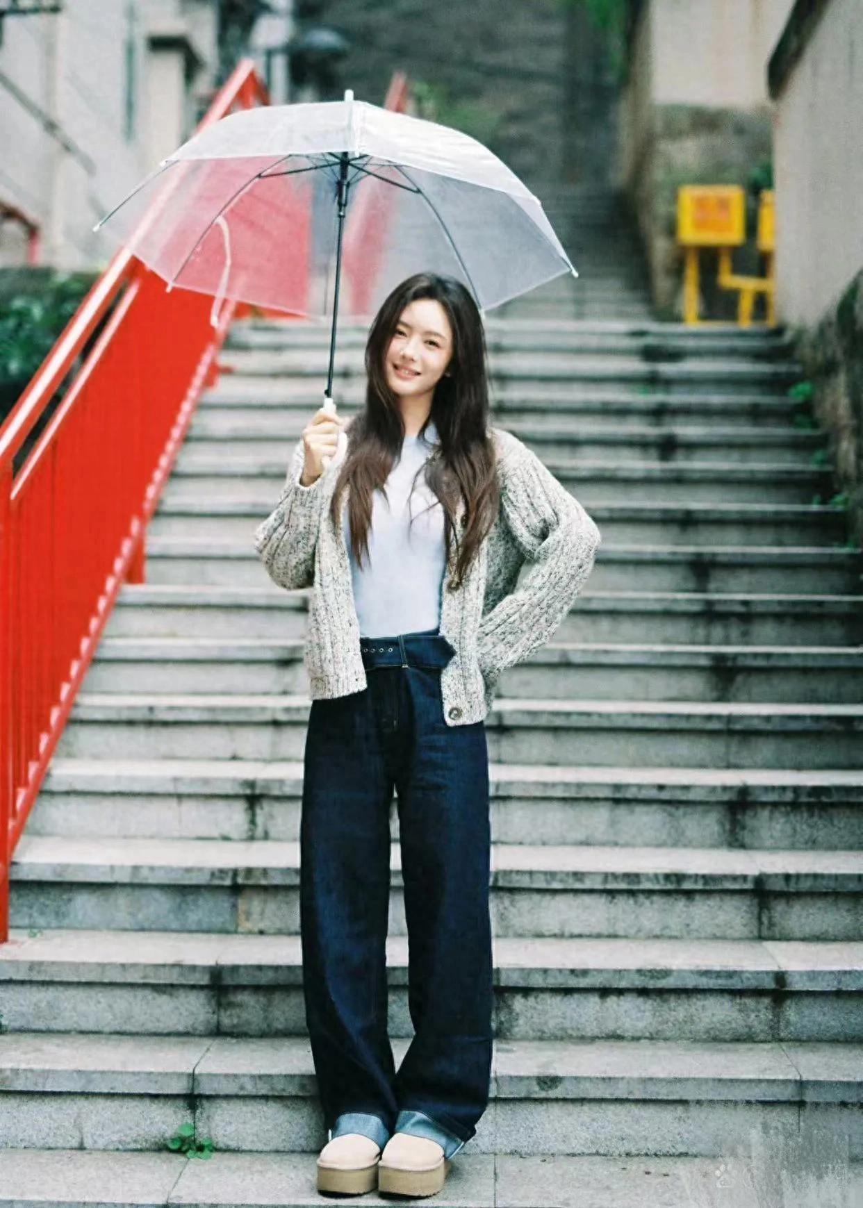 蔡文静私服穿搭真时髦！灰色毛衣开衫蓝色打底衫牛仔裤，减龄！