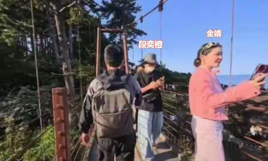 母亲离世多年后，35岁的国民闺女谭松韵，早已走上的另一条道路