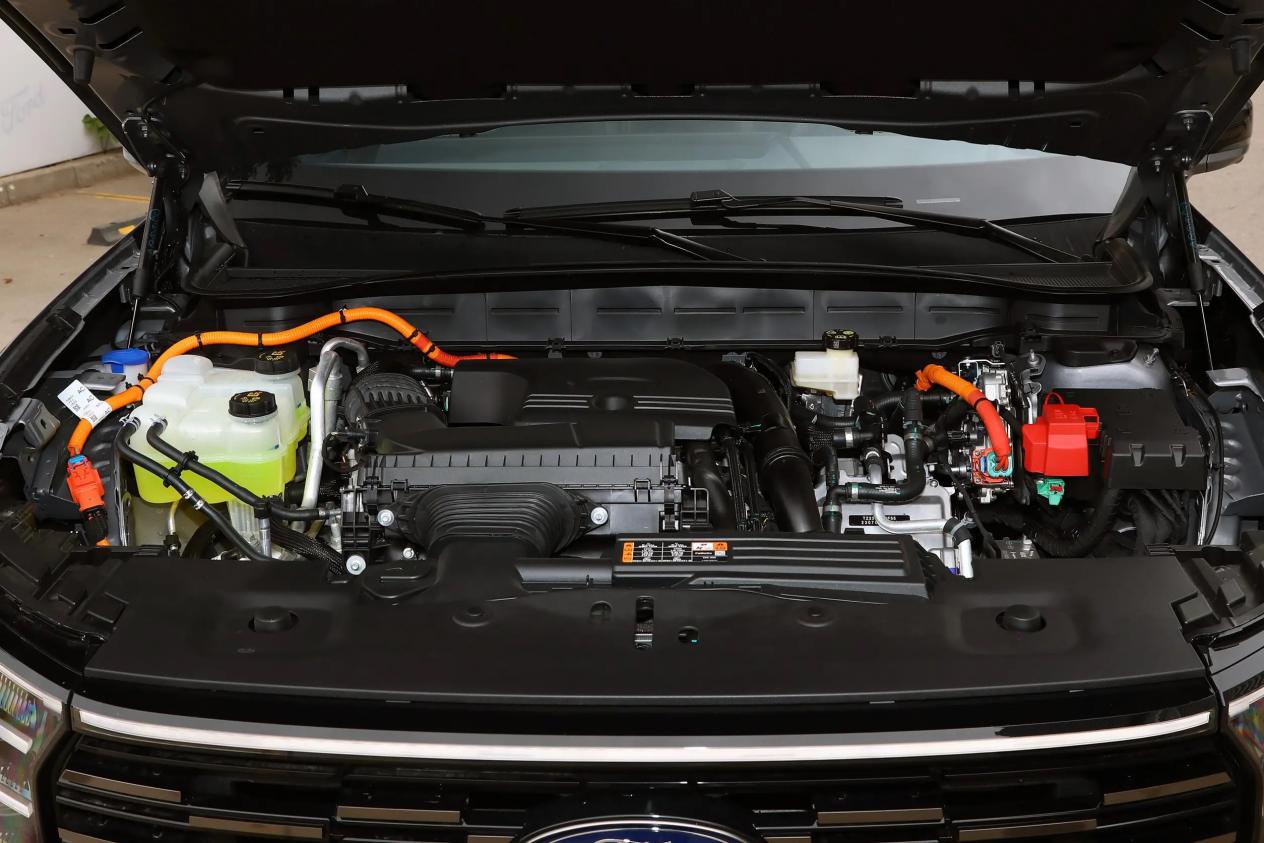 告别“油老虎”，5米长+两种7座，燃油/混动，油耗6.31L喝92粗粮