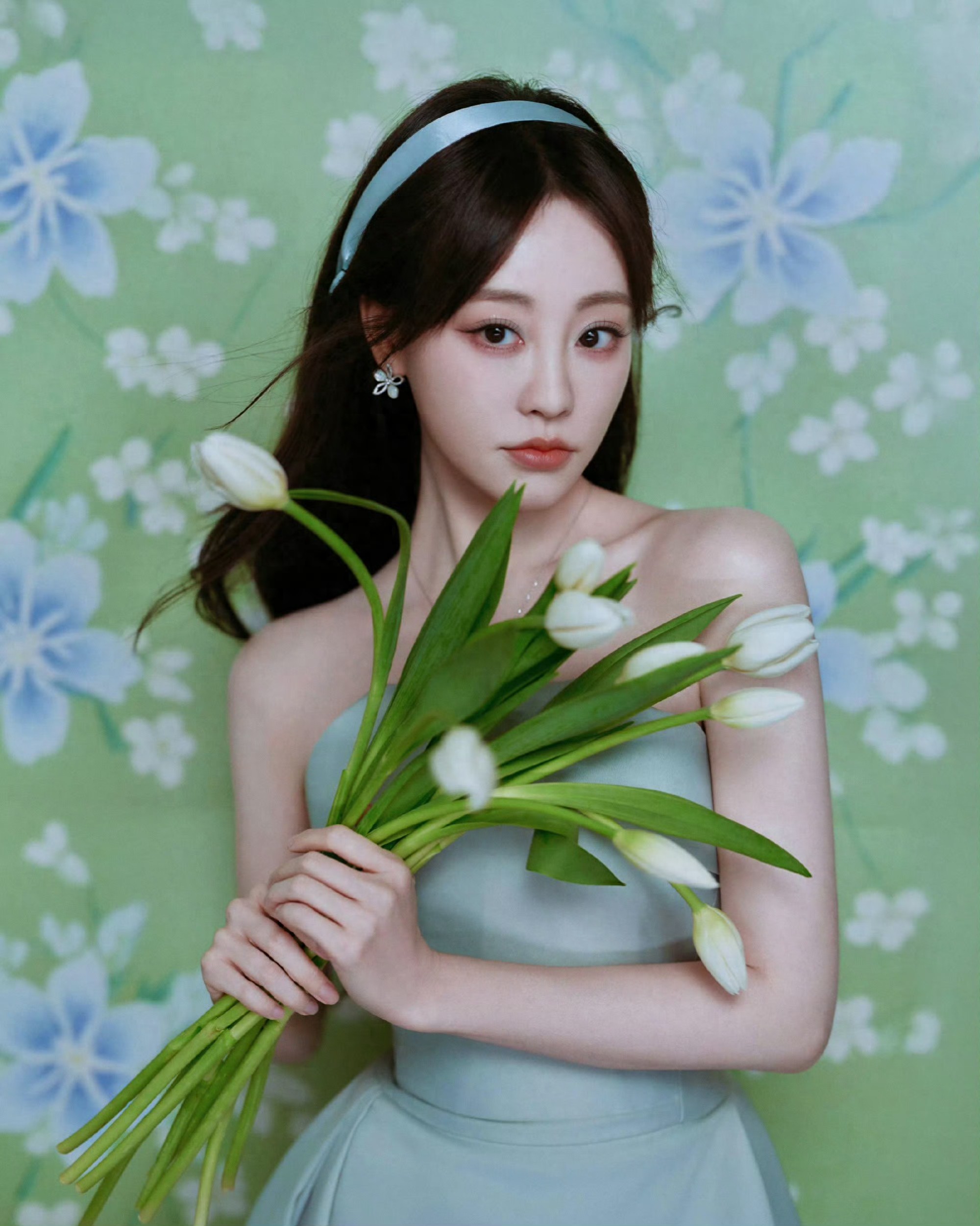 祝绪丹穿抹胸绿裙清新又明媚