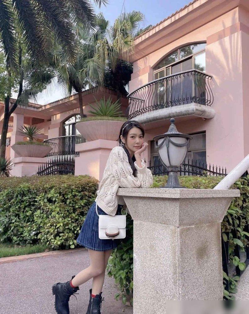 薛凯琪和钟楚曦撞衫！一个青春靓丽，一个浪漫迷人