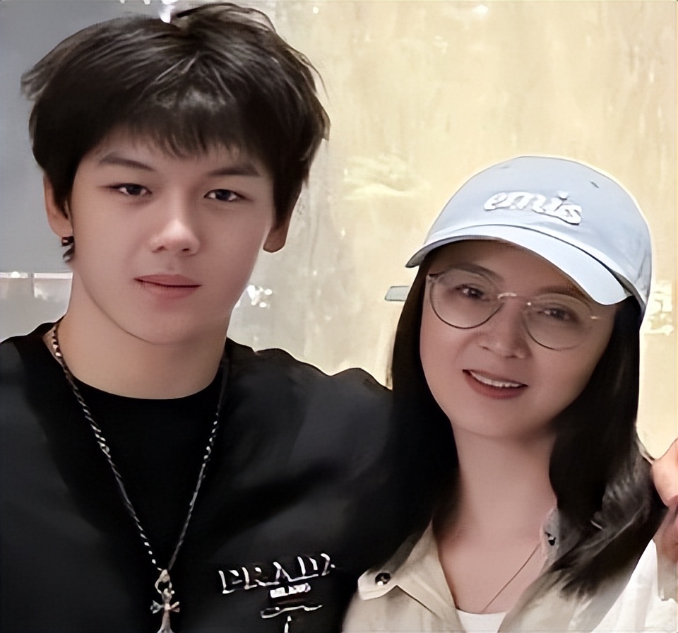 19岁星二代颜值逆袭!摆脱富豪老爸丑基因,家住故宫旁边保送北大