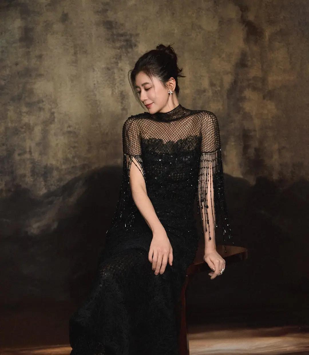 贾静雯一袭黑裙亮相国剧盛典，美得好耀眼