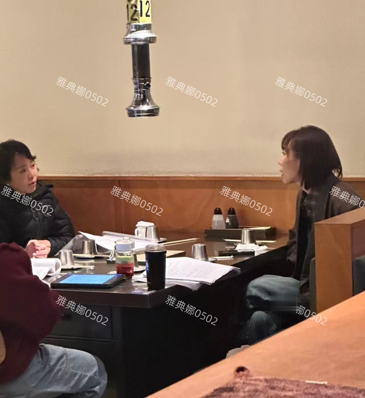 闫妮任素汐烤肉店里嗑瓜子,闫妮喝饮料状态都松弛得像喝酒一样美