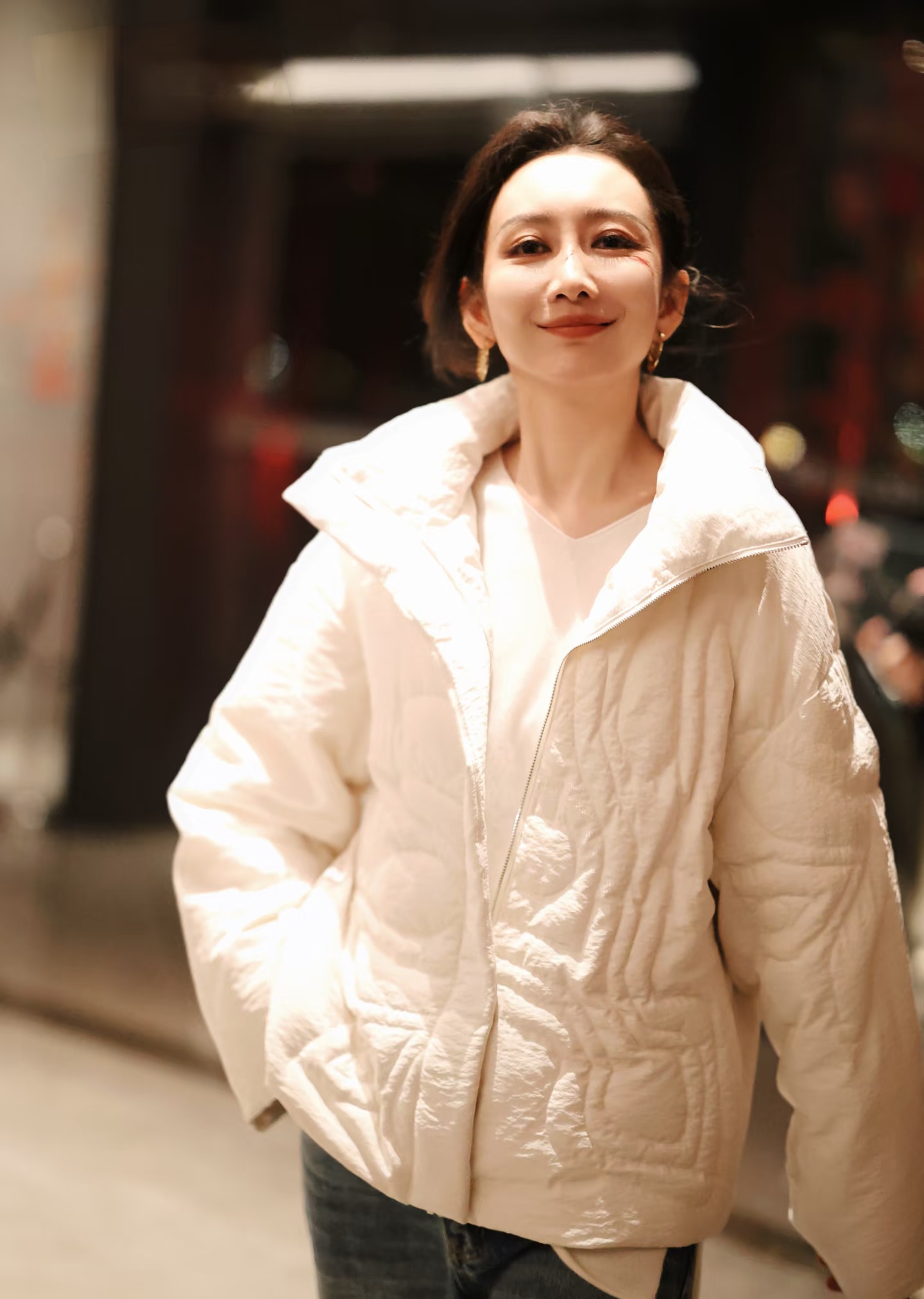 王鸥分享最新美照并配文，伤口还能长出爱你的花