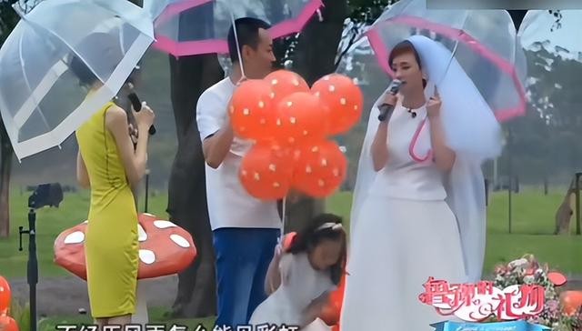 4天后,是辛柏青的结婚纪念日,回看2014年婚礼录像,他怎承受了