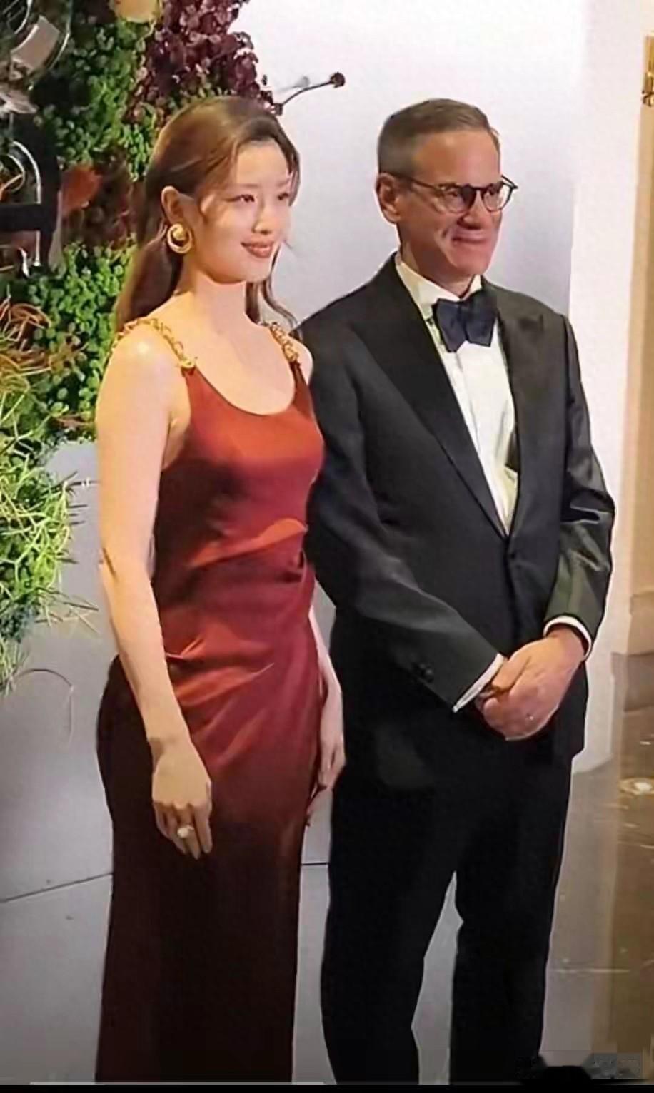 章泽天出席慈善晚会，酒红色长裙搭配黄金耳环，优雅知性