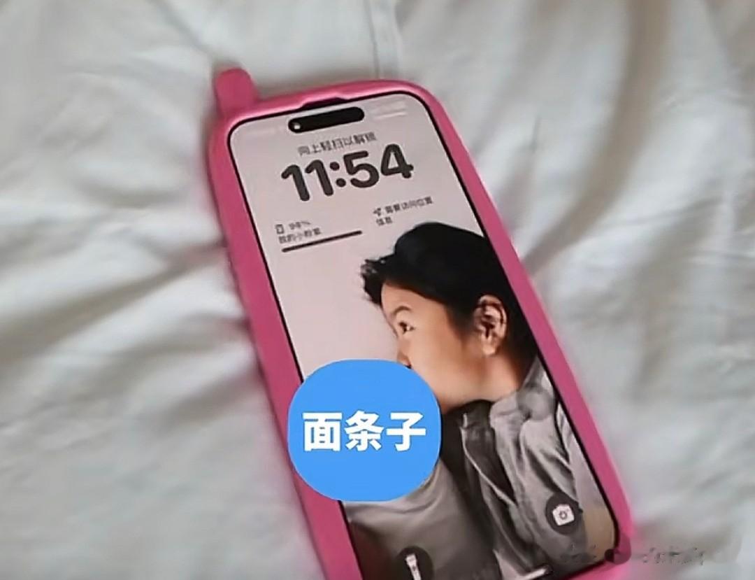 包文婧晒8个月儿子，小手小脚胖又白，10岁女儿要把压岁钱给弟弟