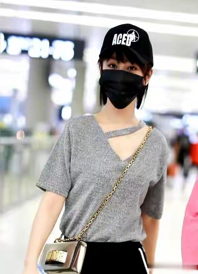 口罩帽子全白给！杨紫青海街头被“秒认”，国民度再掀热议狂潮