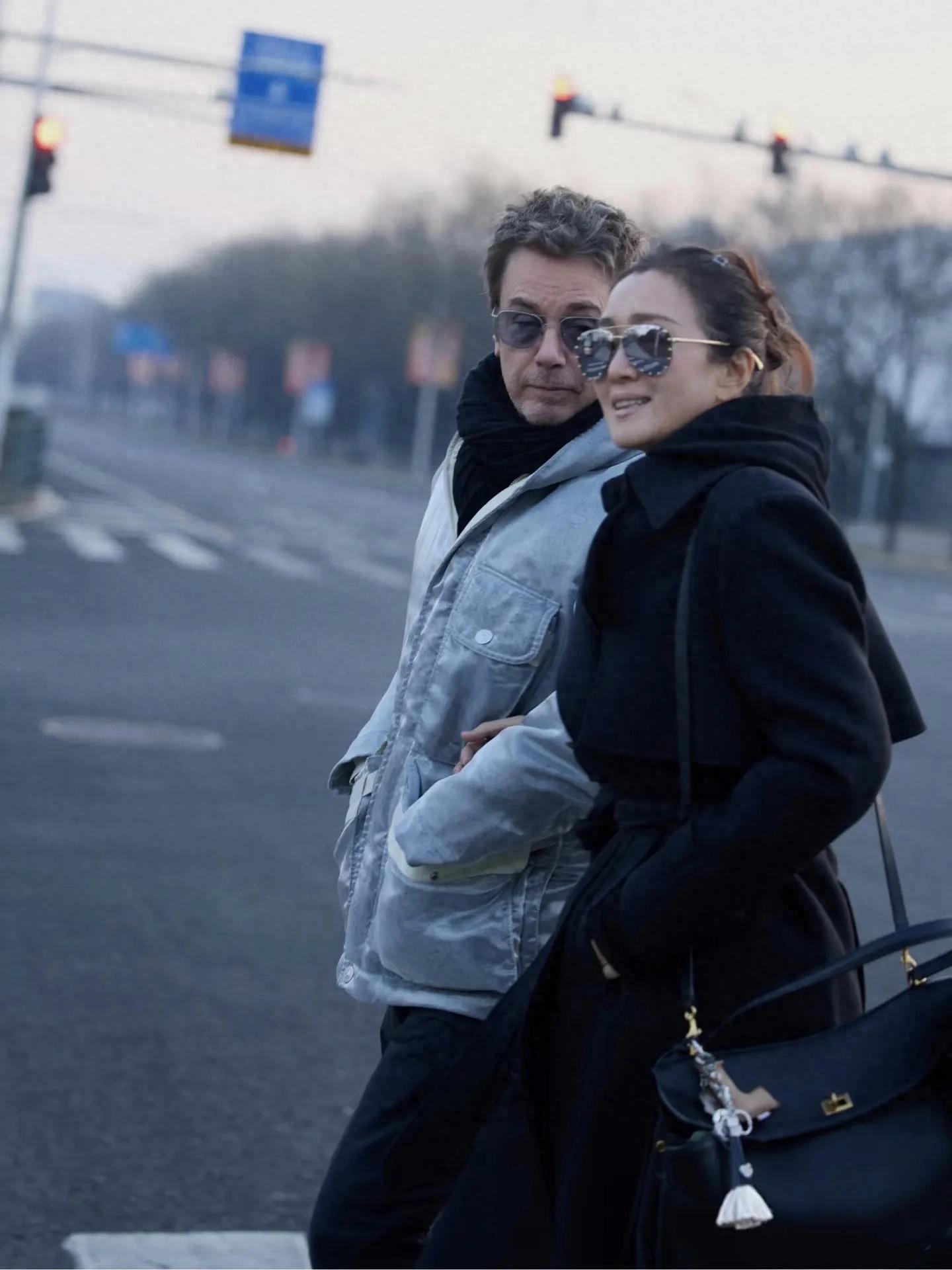 巩俐挽着老公逛北京，59岁拥有紧致小脸，77岁老公更是帅得离谱