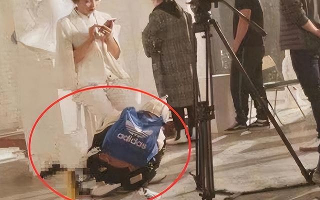 手接漱口水，跪地伺候穿鞋，被骂不敢还口，这些明星哪来的优越感