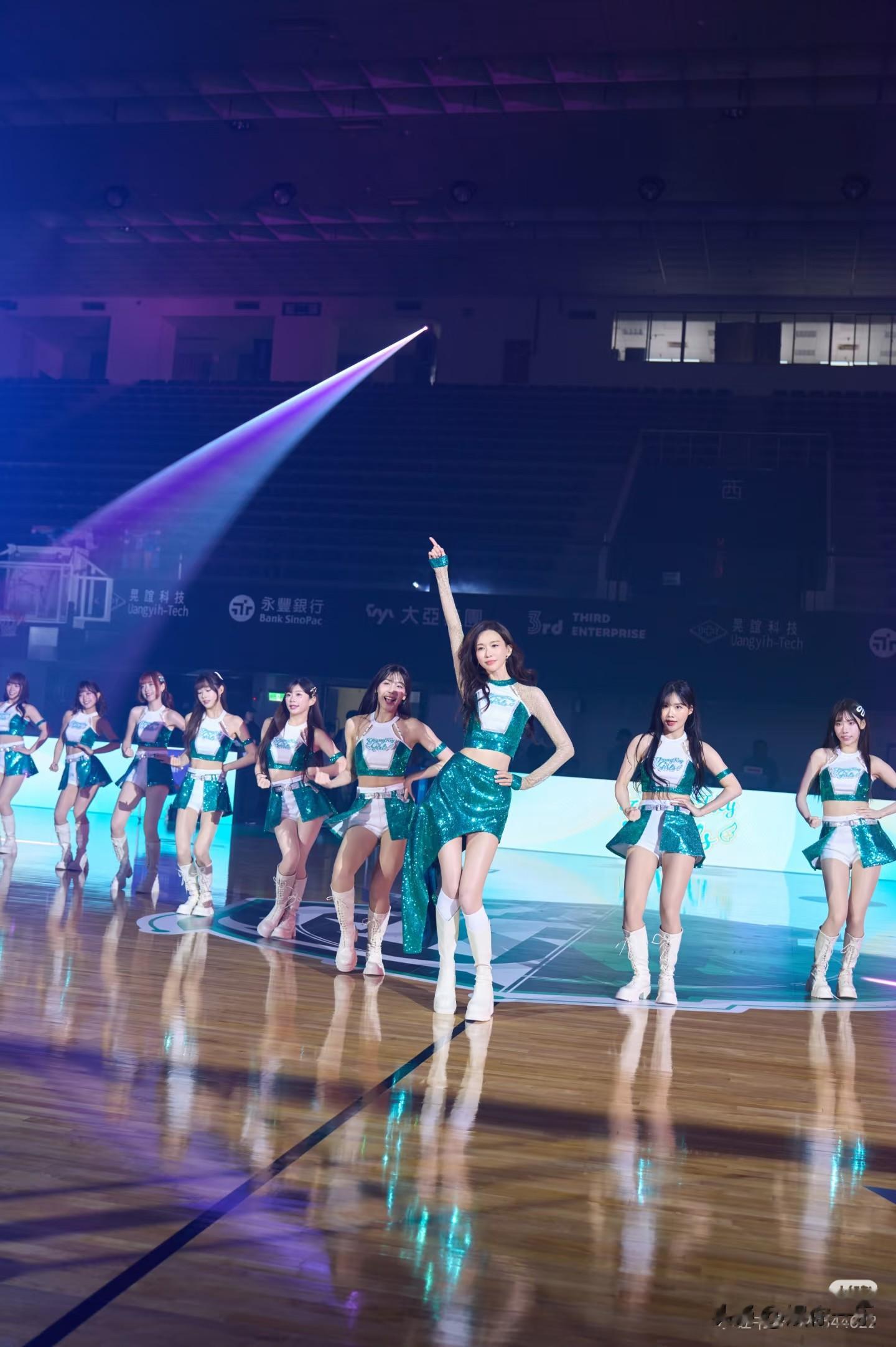 51岁林志玲台湾职篮跳啦啦操,开叉短裙大长腿,不输一堆年轻女孩