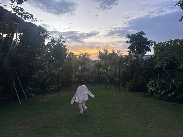 李兰迪分享假期出游照，站在瀑布下，穿蓝色比基尼腹部隐约见腹肌