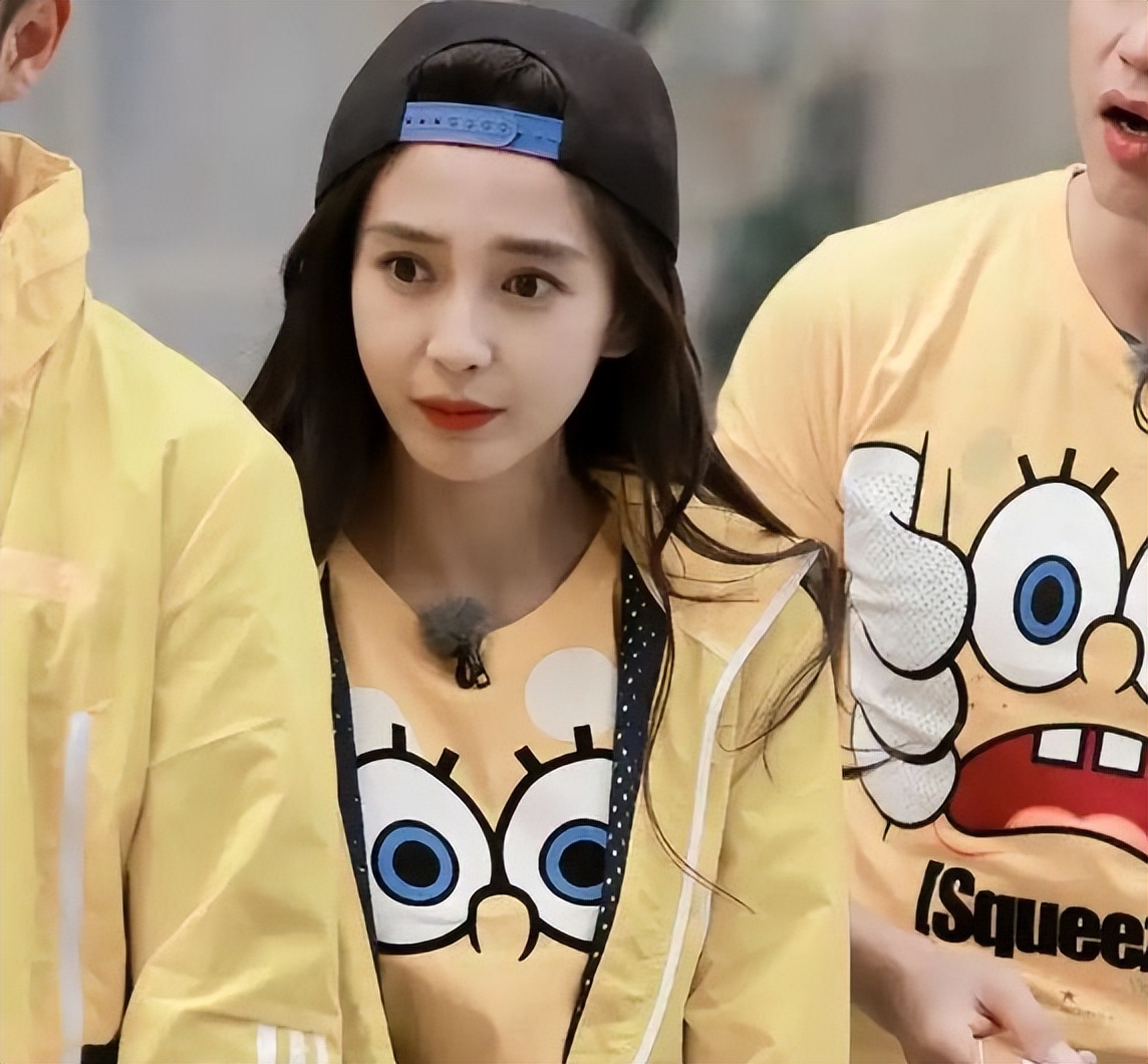 48岁的黄晓明再次官宣喜讯,离婚3年后,杨颖却沦落到直播带货