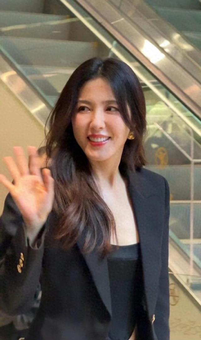 曾黎这身材简直绝了,48岁完全看不出岁月痕迹