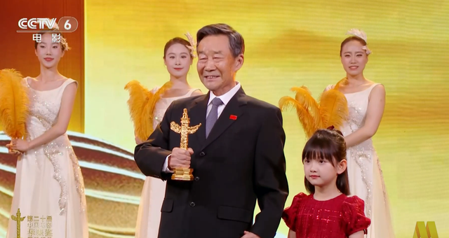 华表奖这晚，座次暴露江湖地位，成龙陈凯歌坐一边，C位雷打不动