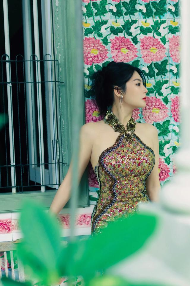 张雨绮，大红唇迷人，身材火辣丰盈饱满