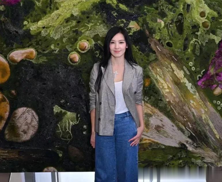 林熙蕾晒她亮相任达华画展时的照片，合照的人有任达华、邵美琪