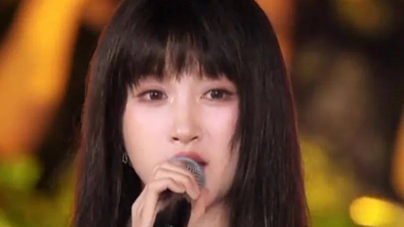 央视五四晚会镜头下的明星：关晓彤晕妆，王一博显疲惫，宋轶脸僵