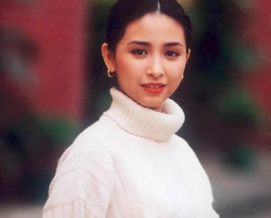 嫁百亿富豪被独宠30年，丈夫睡梦中去世后，如今的她过的怎样