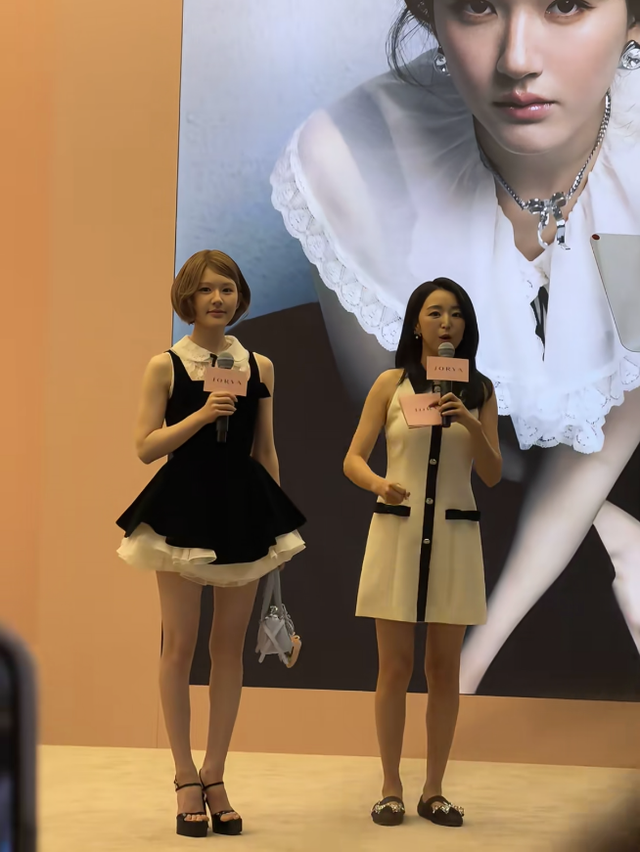 赵露思线下活动站台，身上像抹了油一样亮，说她是真人芭比我都信