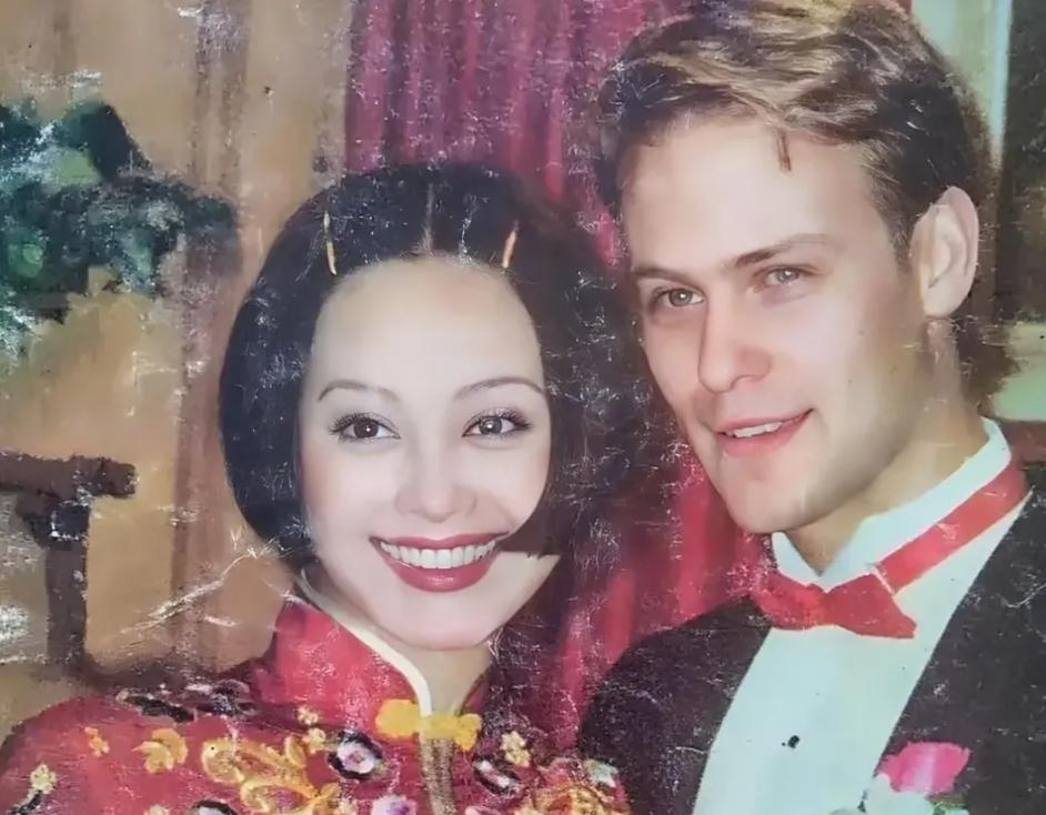 53岁宁静没想到,美国前夫留给自己的儿子,如今成了她唯一的依靠