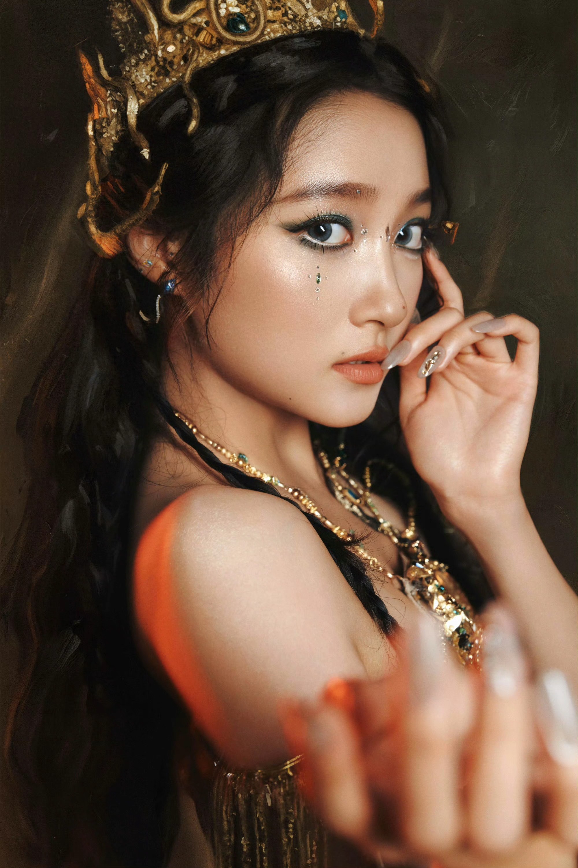 关晓彤异瞳少女戴流苏面帘身穿蓝金纱裙缓缓走来