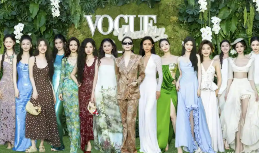 王楚然同框碾压？这场光脚红毯，易梦玲赢在创意，曹骏赢在状态！